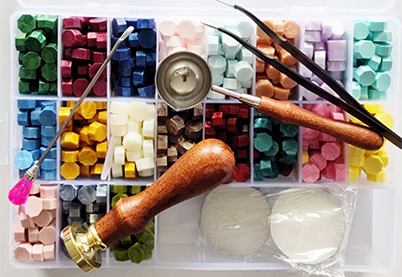 Lakstempelset rond 25 mm eigen logo met div. kleuren lakkorrels